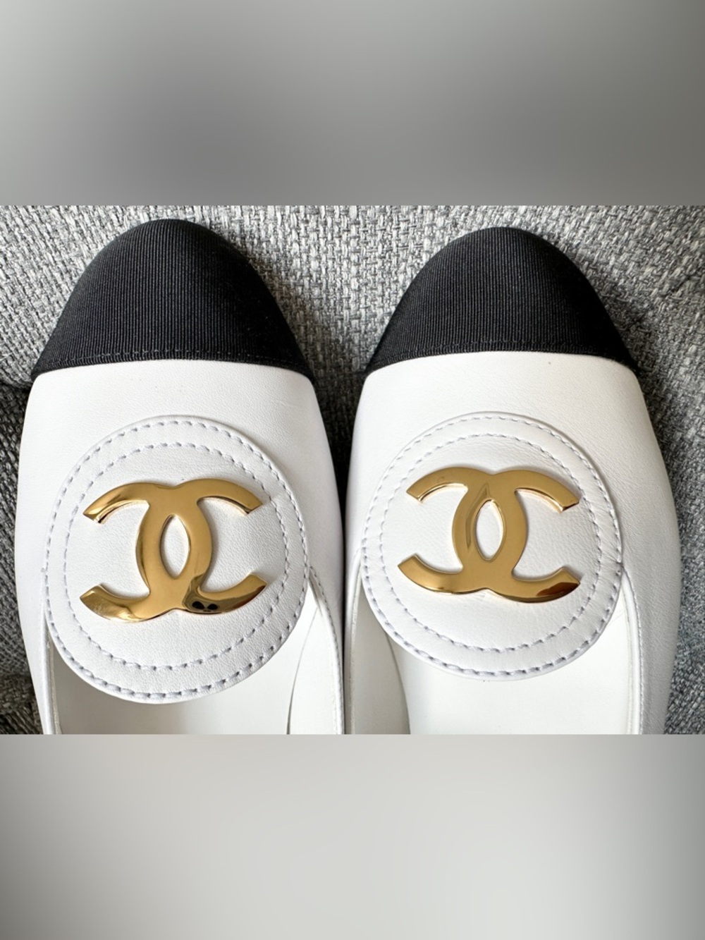 CHANEL S/S 2026 GOLD CC WHITE CALFSKIN LEATHER BLACK GROSGRAIN MOCCASINS FLAT 38 - Picture 15 of 15